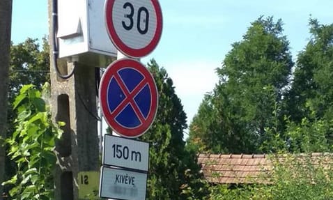 A nap fotója: A magyar út, ahol csak egy adott rendszámú autóval szabad megállni