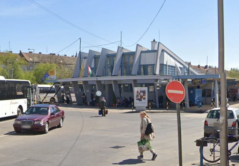 Korábban lebontották volna, most védettséget kapott Szeged jellegzetes buszállomása