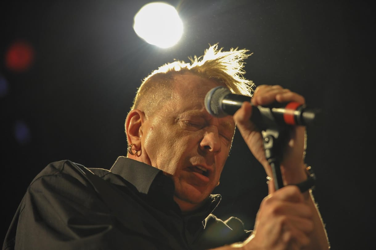 Még Johnny Rotten is búcsúzik a királynőtől