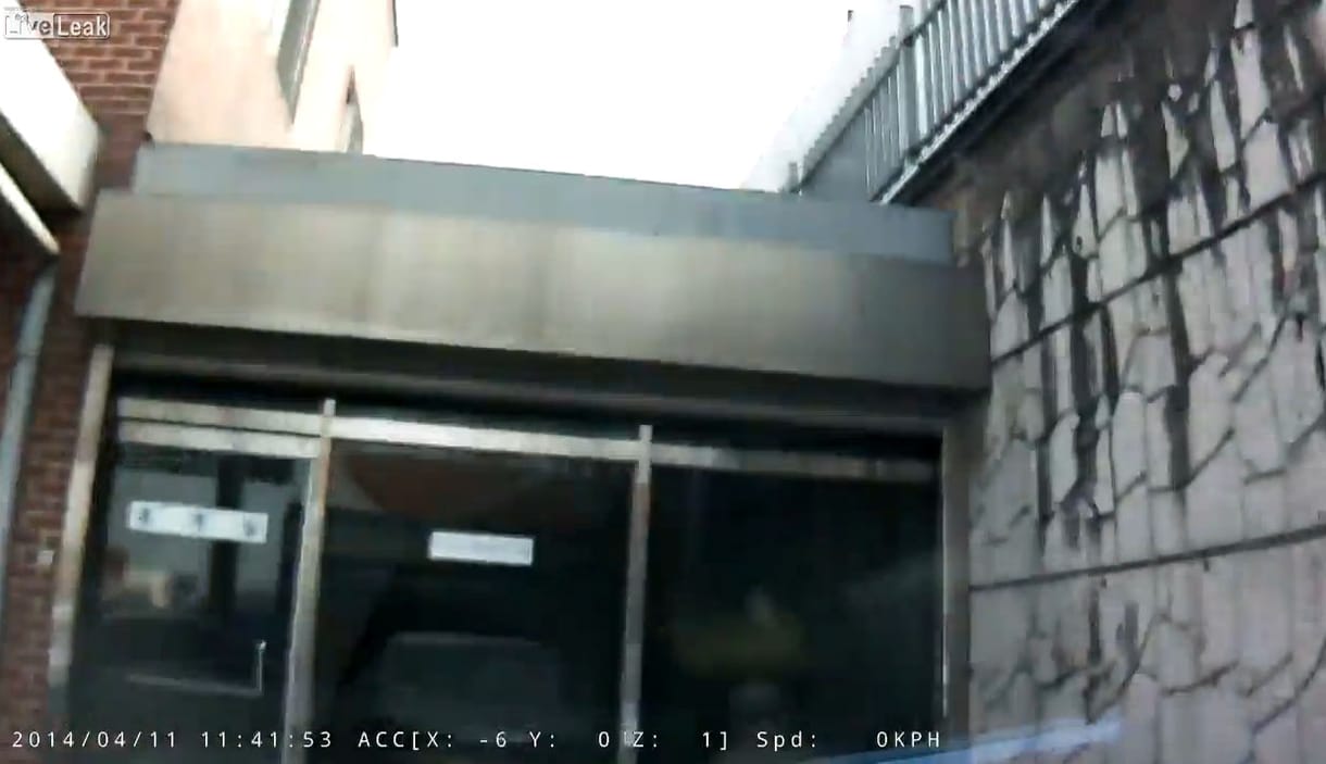 Ilyen belülről, amikor autó csapódik egy épületbe - videó