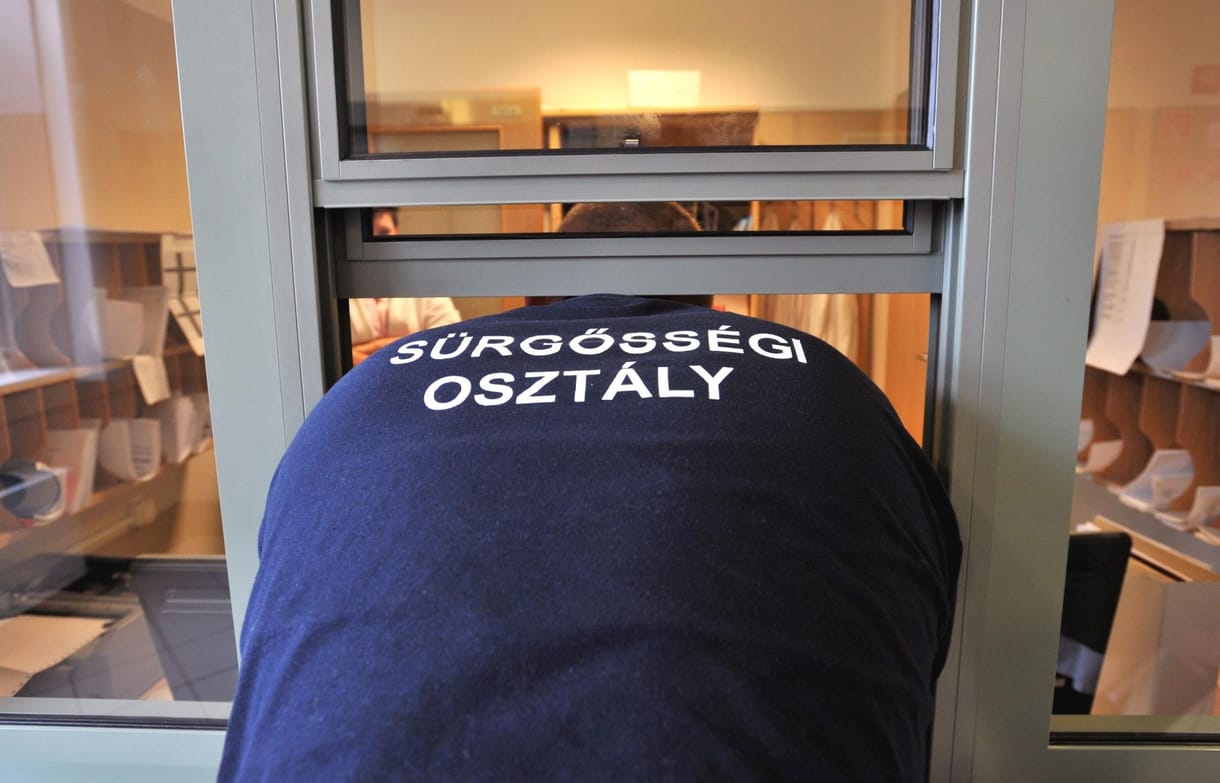 Egyik kórházból a másikba küldték a kisfiút, akinek bot fúródott a szemébe