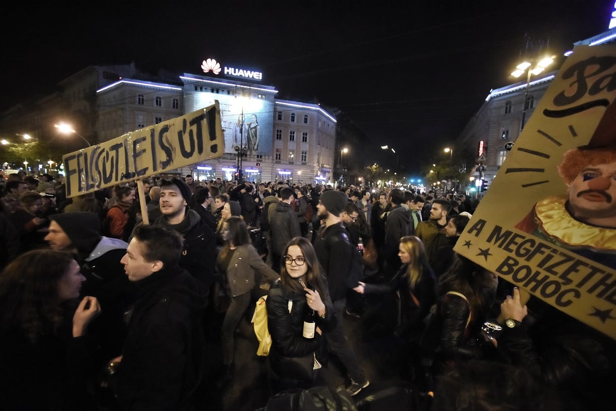 Hatalmas éjszakai after party-ba csapott át a szerdai civiltüntetés