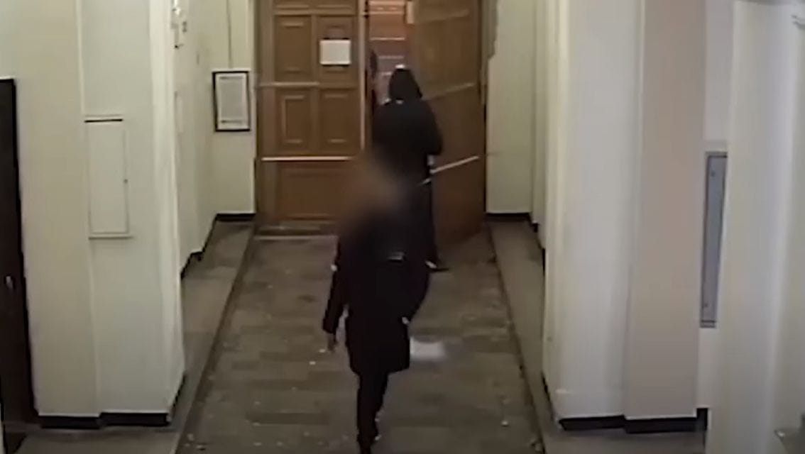 Belenézett a kamerába, de az nem zavarta a tolvajt - rablókat keres a rendőrség