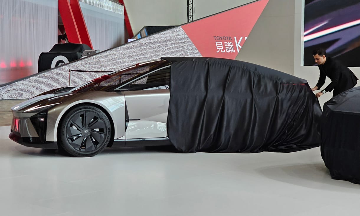 Provokatív egyszerűség: beültünk a Lexus 800 kilométeres hatótávú új villanyautójába