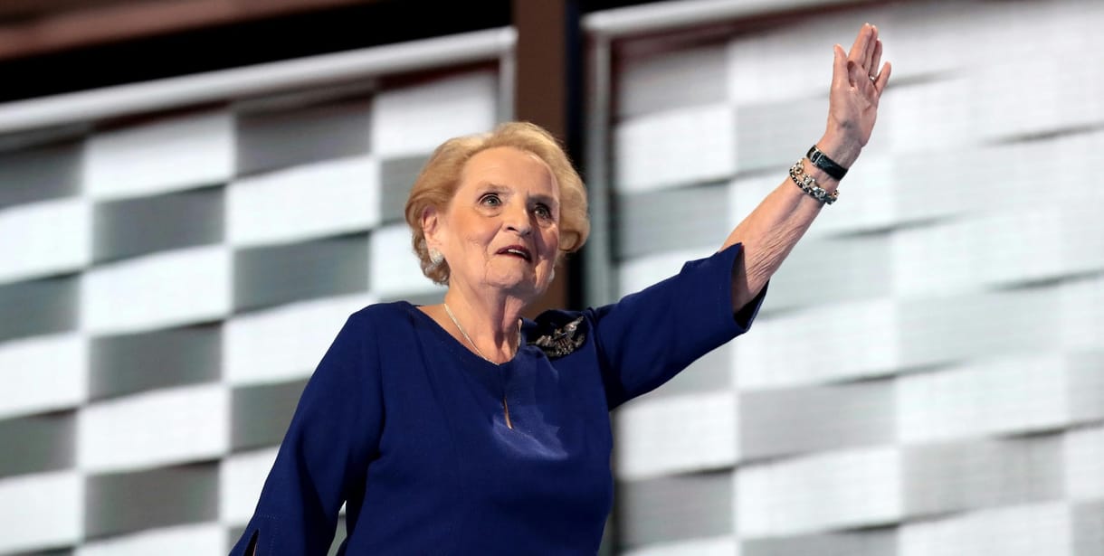 Madeleine Albright azt vallotta, autokratákkal és diktátorokkal nem érdemes egyezkedni, csak az erőből értenek