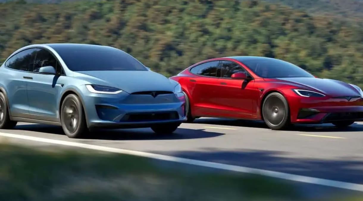 Két modelljét is frissítette a Tesla, és emelt az árukon 5000 dollárt