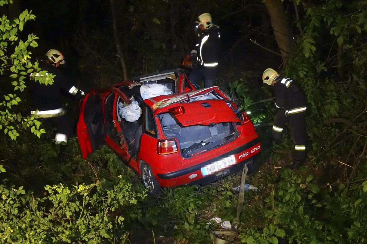 Kép a kunszentmártoni balesetben teljesen összeroncsolódott autóról