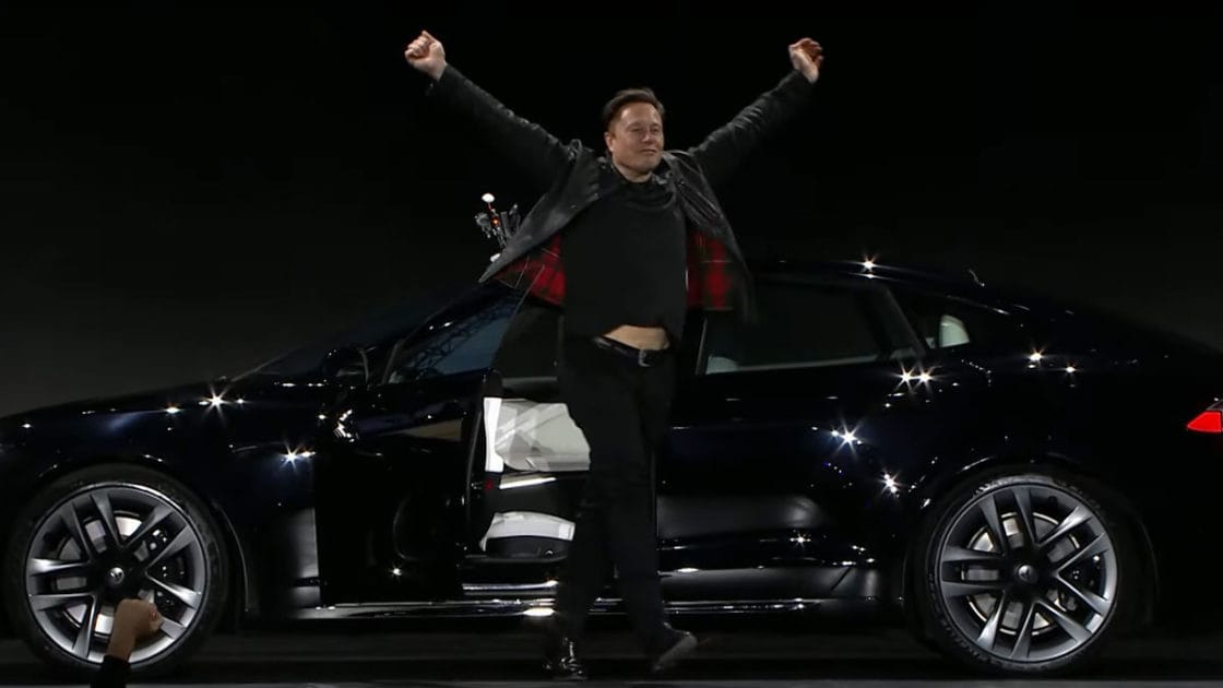 Elon Musk bemutatta a három motoros, „őrült gyors” Teslát