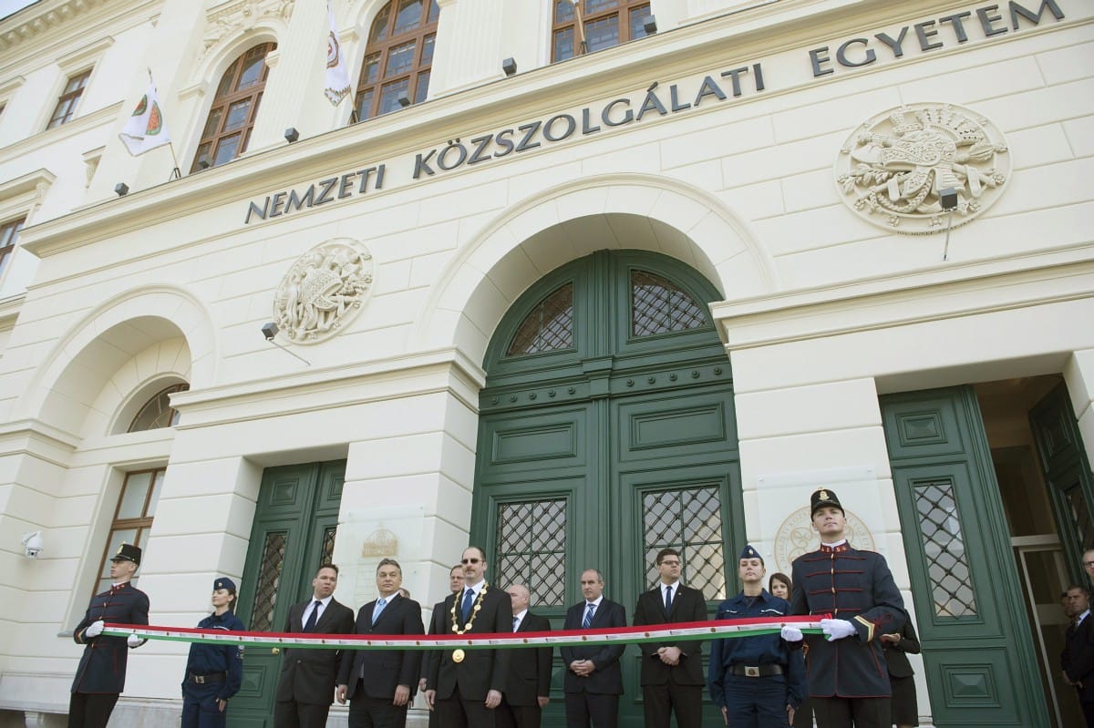 Jól kitömik pénzzel Orbánék kedvenc egyetemét