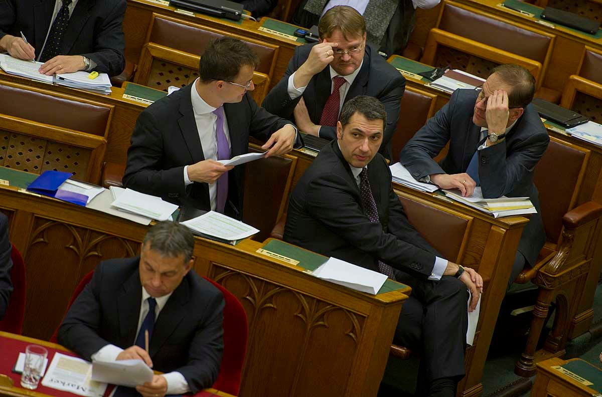 MSZP: sajnáljuk, hogy Lázár körömszakadtáig kitart Orbán mellett