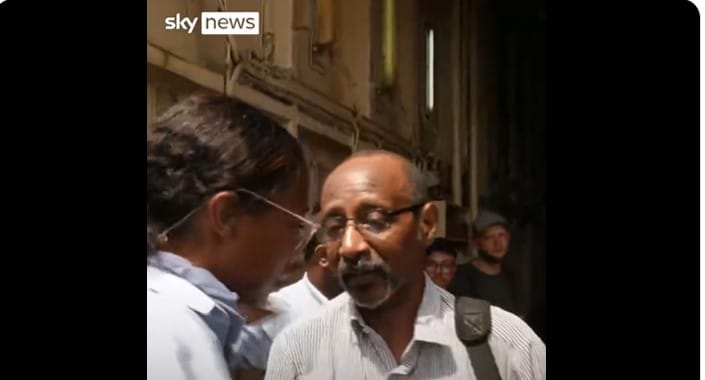 Szudáni menekültekről forgatott a SkyNews riportere, amikor meglátta a nagybátyját a tömegben – videó
