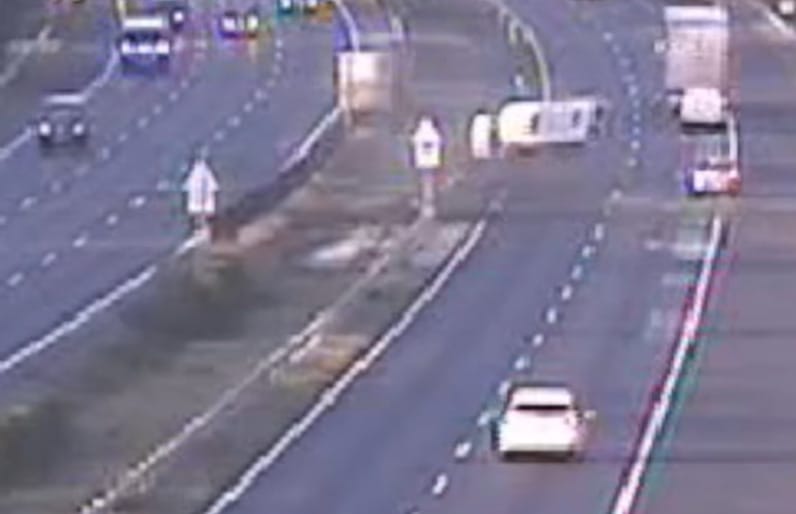Videó: Hatalmasat borult egy kisbusz az M7-esen