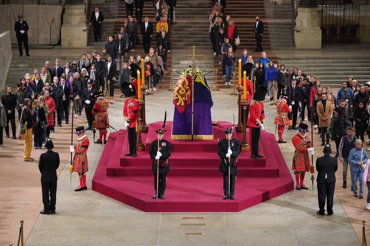 Annyian gyászolták II. Erzsébet királynőt, hogy kikopott a Westminster Hall kőpadlója