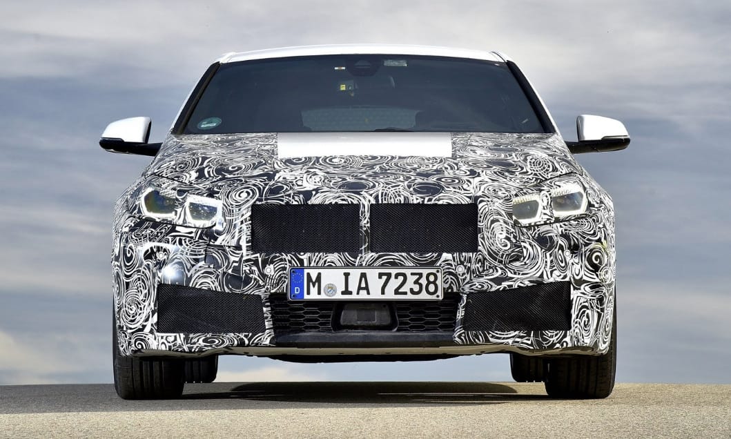 Gyári fotókon a teljesen új 1-es BMW, ami már nem hátul hajt