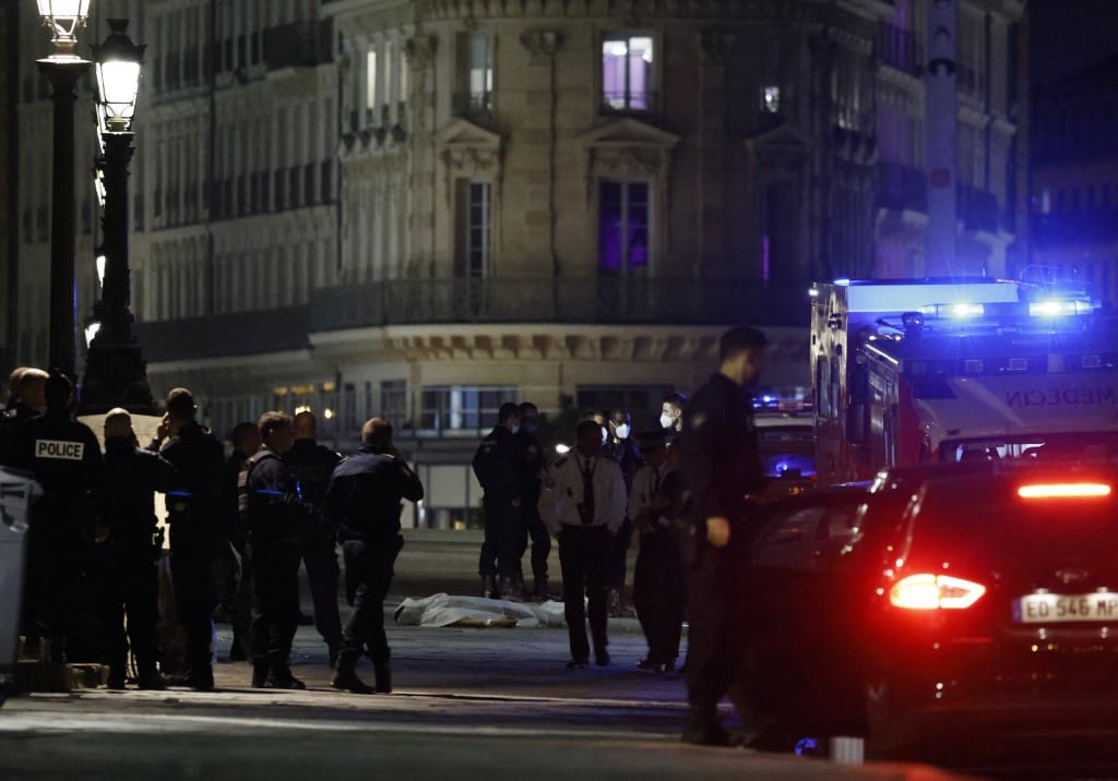 Őrizetbe vették a rendőrt, aki gépfegyverrel lőtt egy autóra Párizsban