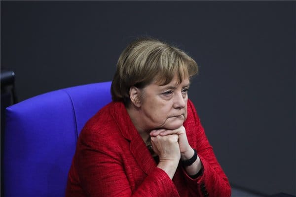 Tárgyalni hívta a szociáldemokratákat Merkel