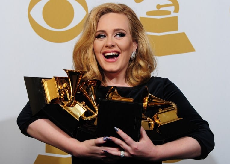 Jennifer Lawrence és Adele betértek egy melegbárba, majd beneveztek egy ivóversenyre - videó