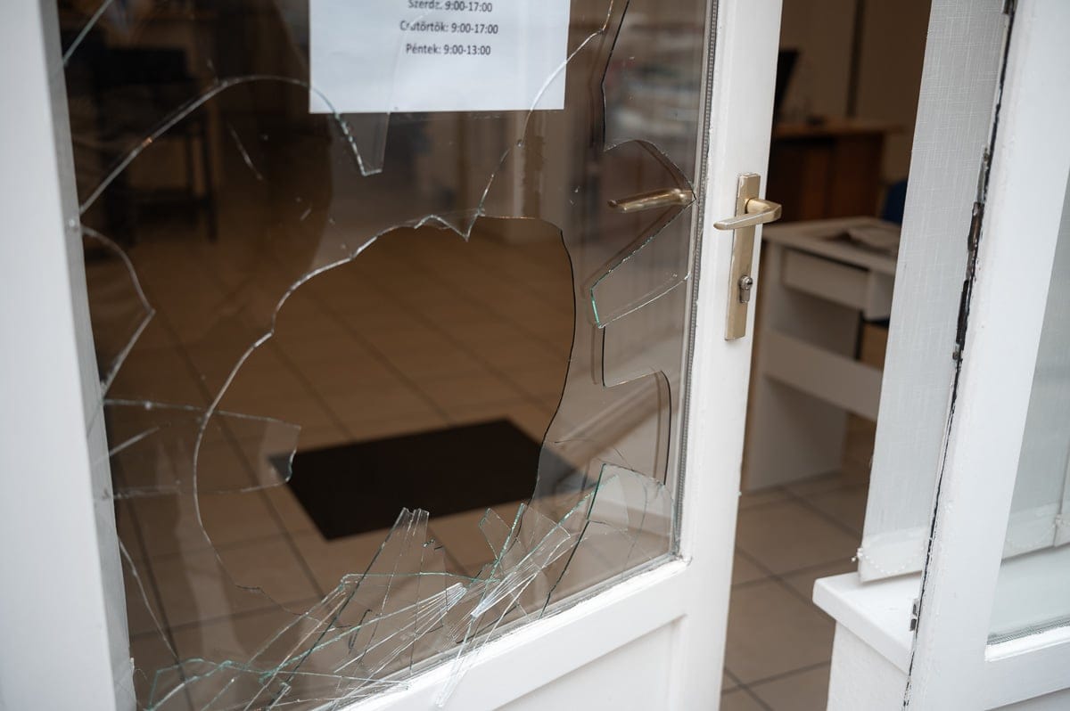 Elfogták a józsefvárosi Fidesz-iroda ajtaját betörő férfit – videó