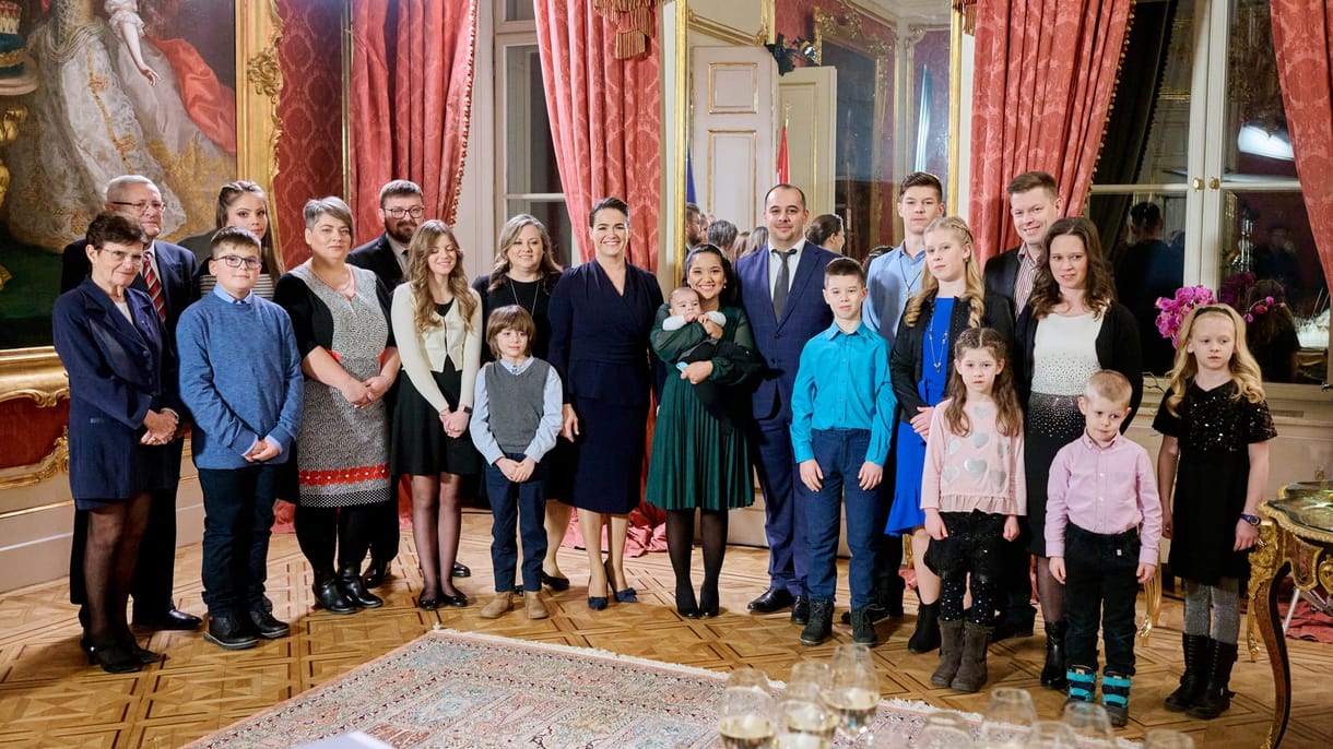 Ők voltak a kiválasztottak, akik Novák Katalinnal koccinthattak az új évre a Sándor-palotában