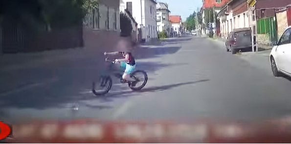 Nagyon közel volt, hogy elüssenek egy figyelmetlen gyereket Pestszentlőrincen - videó