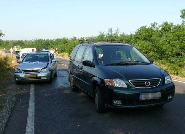 Taxi ütközött mikrobusszal - fotó