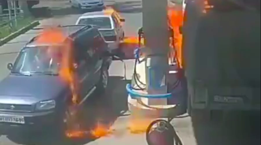 A hónap dolgozója a kazah kamionos, aki öngyújtóval nézett bele a tankba – videó