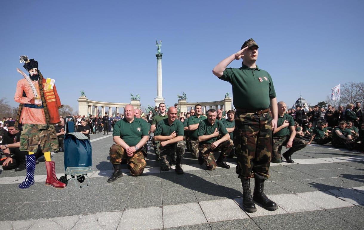 Homofób, szexista, röhejes - Budapesten forgat a diktátor