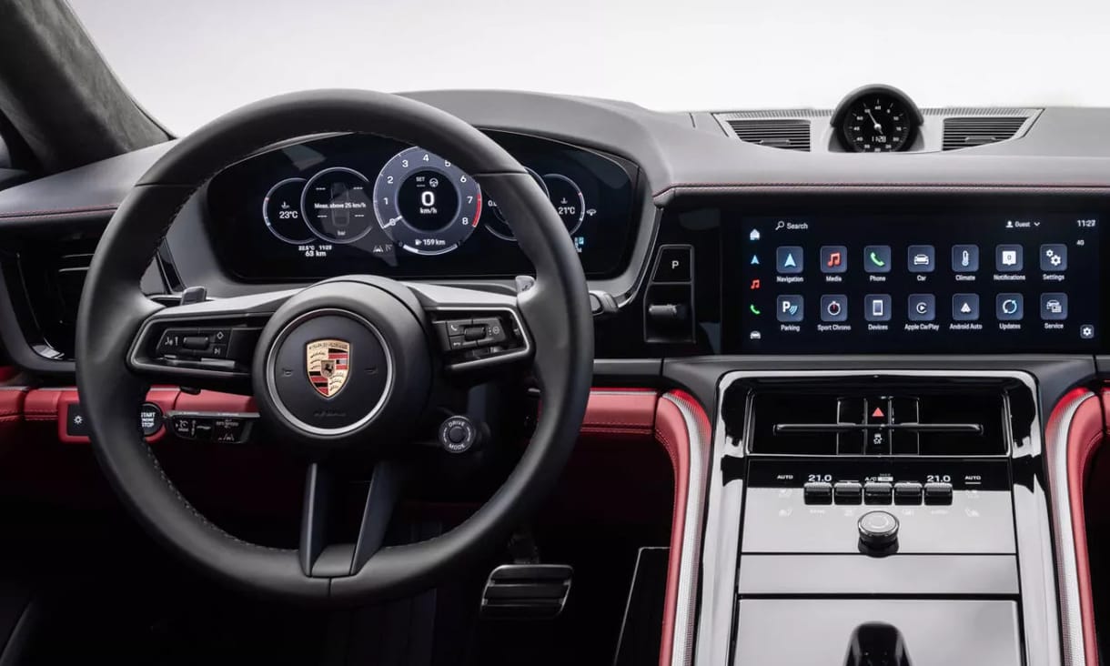 Triplakijelzős high-tech műszerfal a megújult Porsche Panamerában