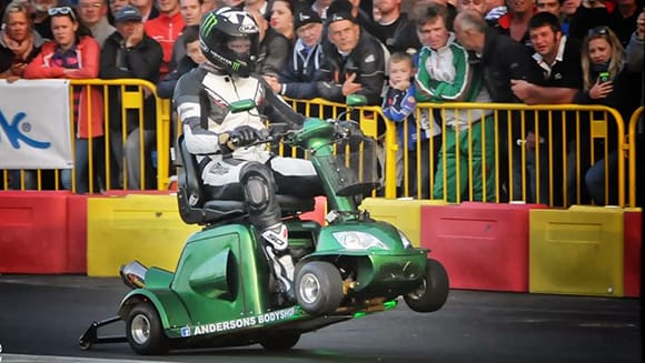 Látott már kerekesszéket 173 km/h-val száguldani? Akkor ezt nézze meg – videó