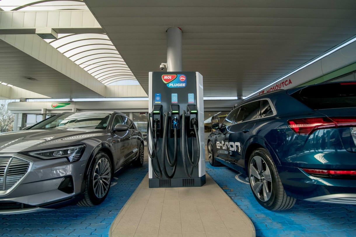Még nem Tesla Supercharger, de elég gyors töltőt adott át a Mol