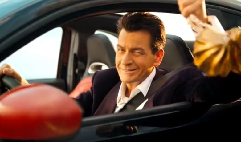Fiat 500 reklámban adja magát Charlie Sheen