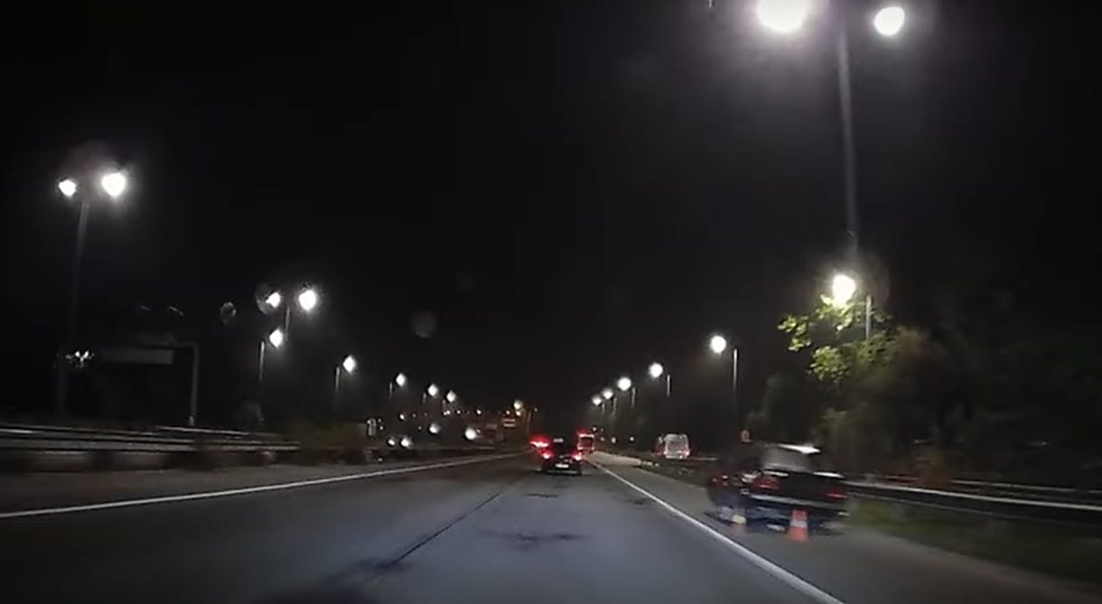 Hetek óta vesztegel egy kocsi az M5-ös autópálya leállósávjában – videó