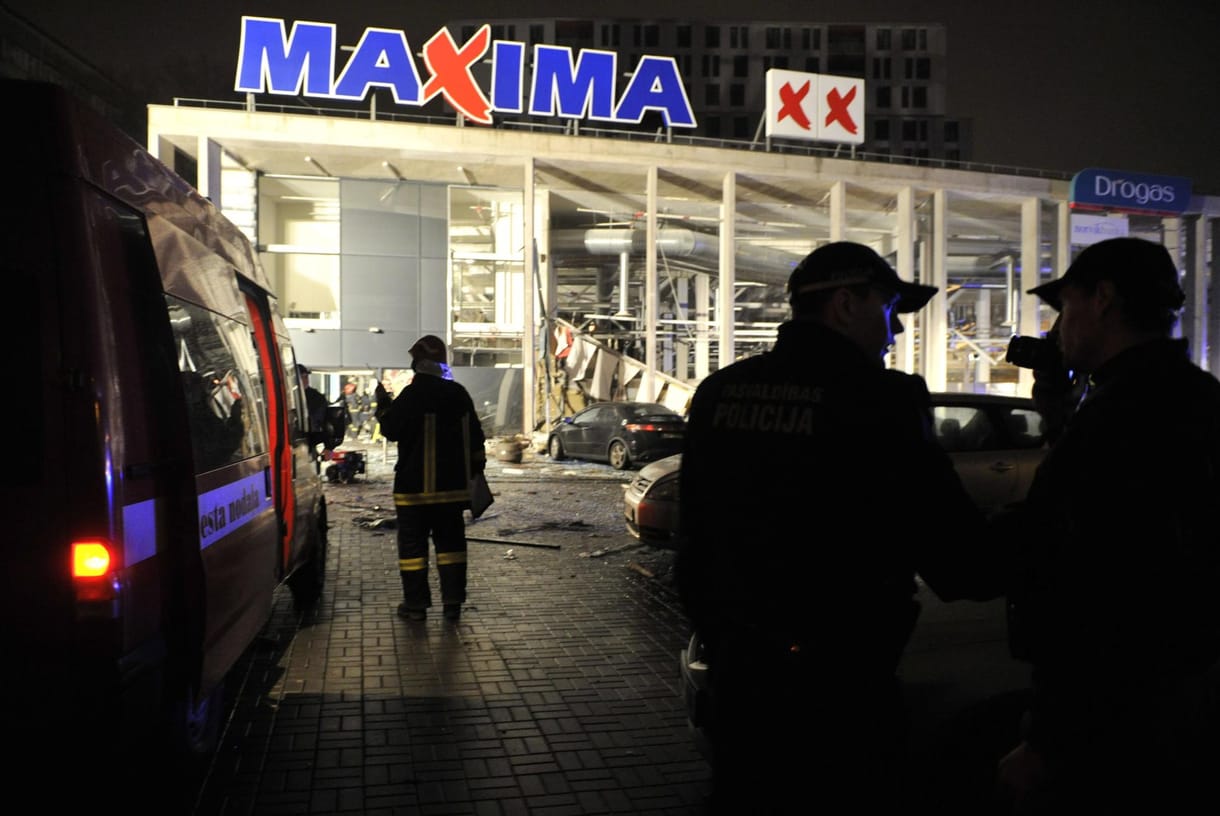 Beomlott egy szupermarket teteje Rigában, többen meghaltak