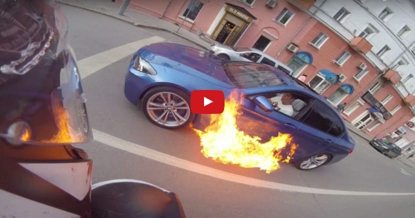 Pirosnál gyulladt ki a BMW, a sofőr nyomott egy padlógázt – videó
