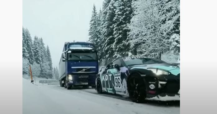 Kisegítette a tuningolt Nissan GT-R a kamiont a hóban - videó