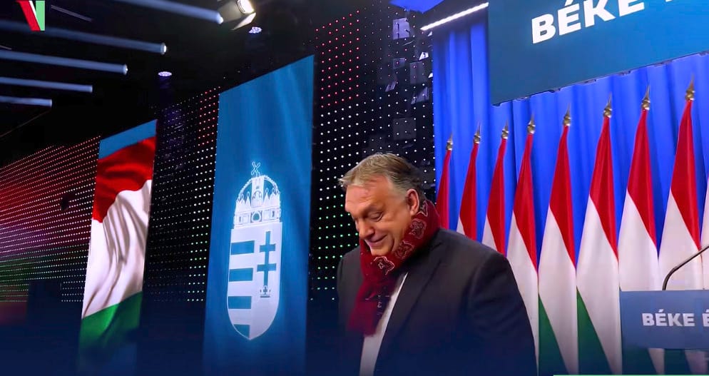 „Hol a beszédem? Megírta valaki?” – Orbán poénkodva járta be az évértékelő helyszínét