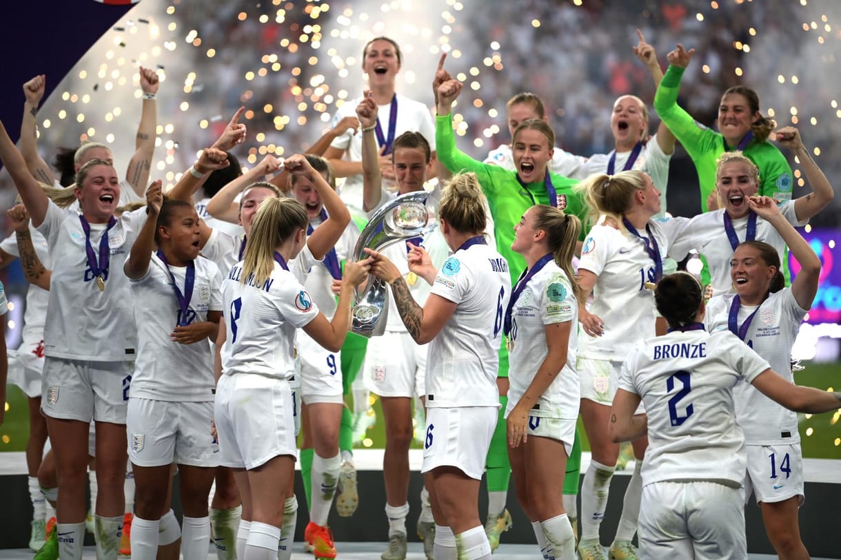 A női futball ünnepe volt az angliai Európa-bajnokság, de még az ultrák is tanulhattak belőle