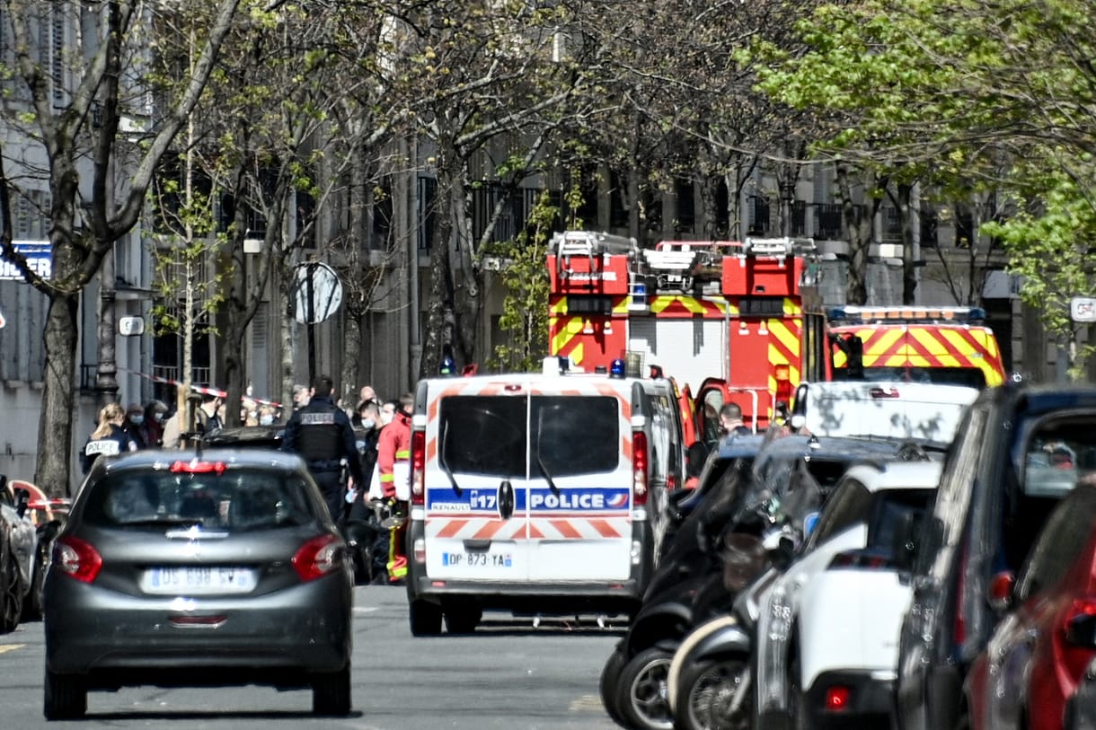 Lövöldözés volt egy francia oltópontnál, a támadó motorra pattanva elmenekült