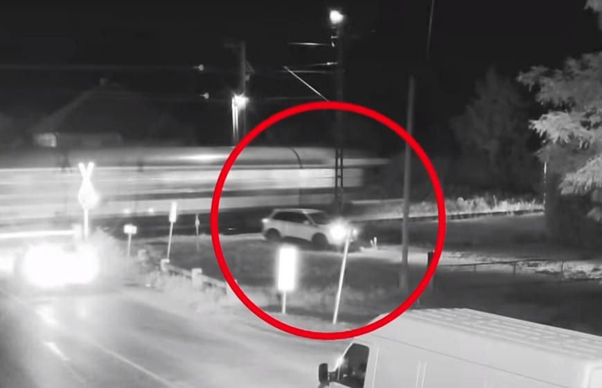 Megdöbbentő szabálytalanságot vettek videóra egy simontornyai vasúti átjárónál