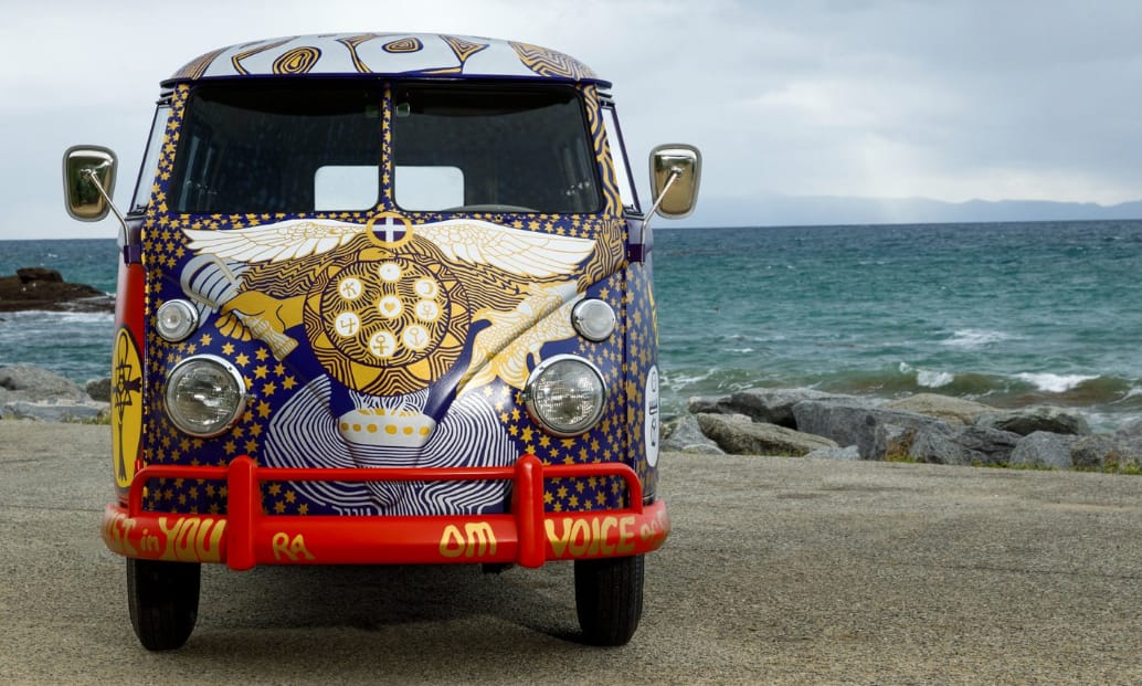 Woodstock 50. évfordulójára készült ez a rikítóan színes VW hippibusz