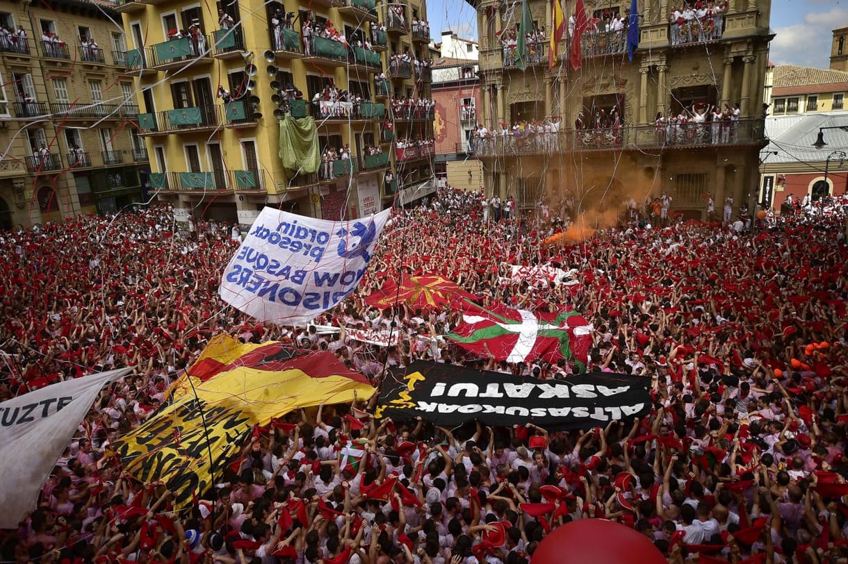 Pamplona: szívmelengető megnyitó után jön a bikák öldöklése – fotók