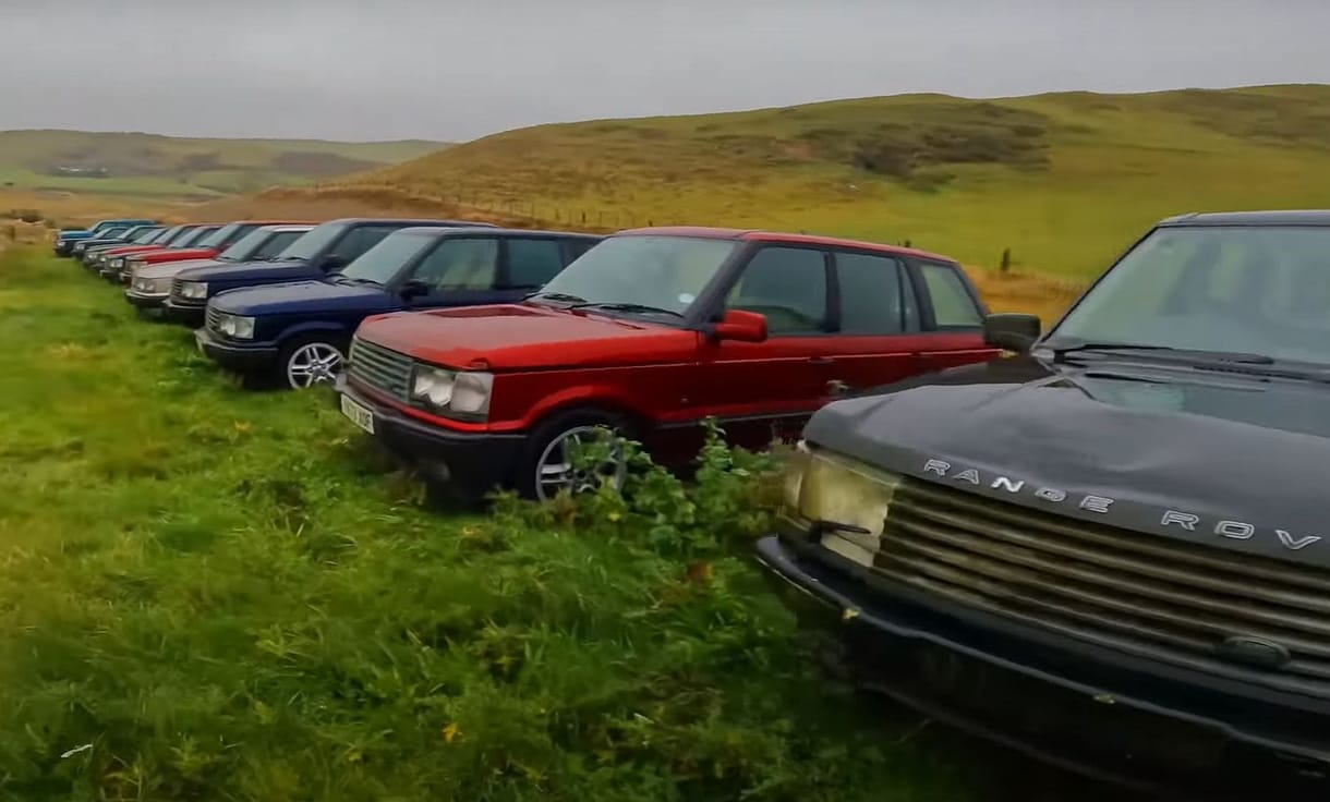 Tömegével parkolnak a semmi közepén az elhagyott Range Roverek – videó