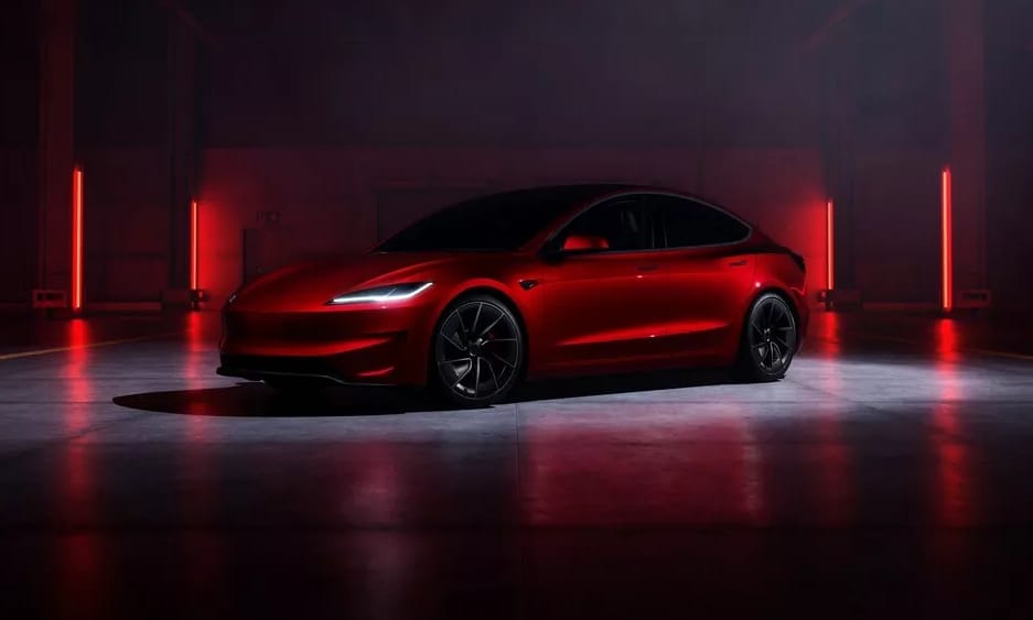 Nagyot üt a már nálunk is kapható legerősebb új Tesla Model 3