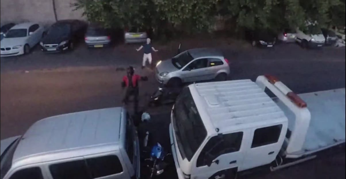 A nap hőse a brit férfi, aki elkergette a motortolvajokat – videó