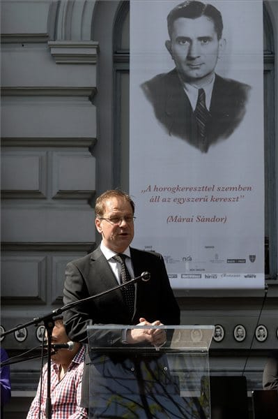 Navracsics a holokausztról: Tovább kell lépni a 21. századba