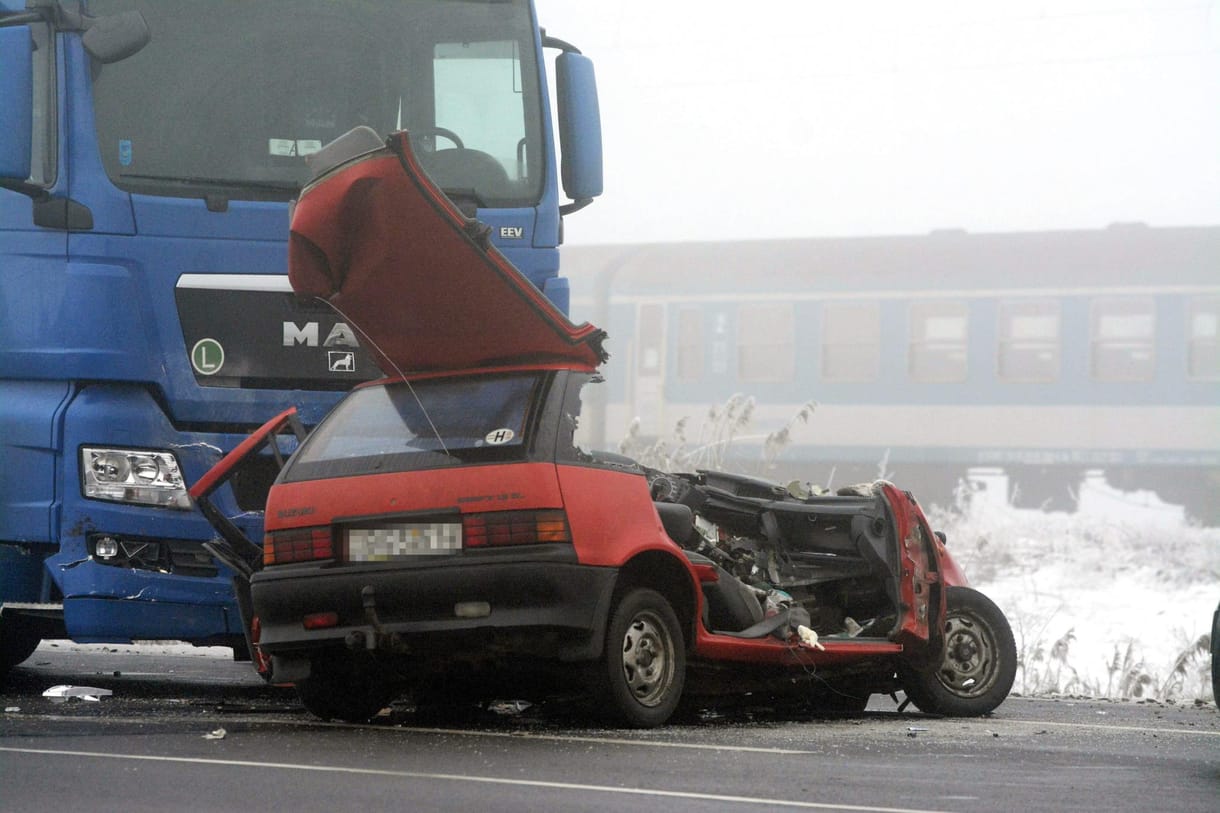 Fotó: Két ember halt meg a piros Suzukiban