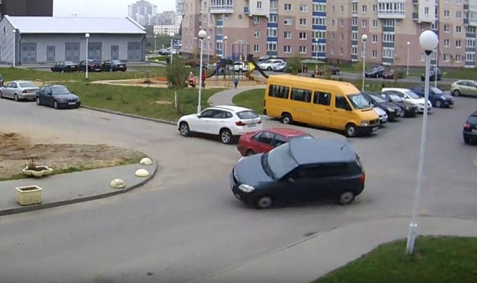 Mennyire könnyű felborítani egy kocsit? – videó