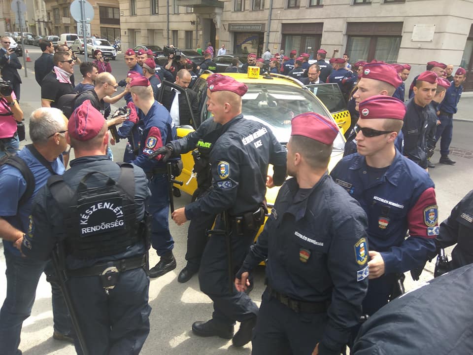 Csetepaté volt a parlamentnél a rendőrök és tüntetők között