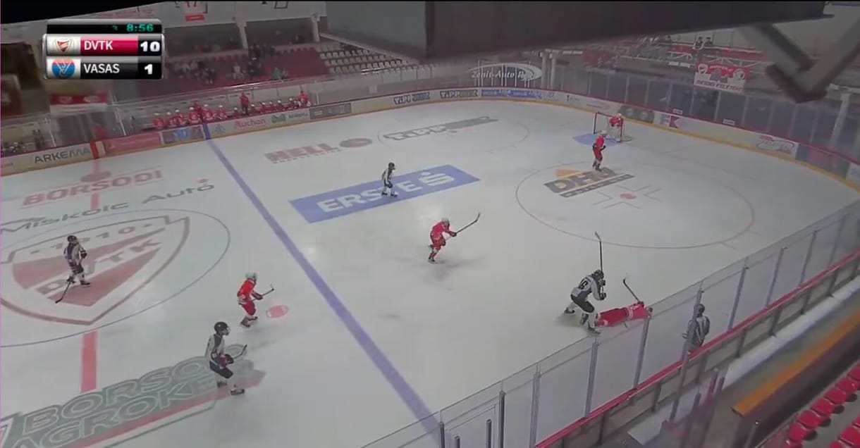 Hátulról, az ütőjével kezdte csépelni ellenfelét a Vasas U18-as hokicsapatának játékosa – videó
