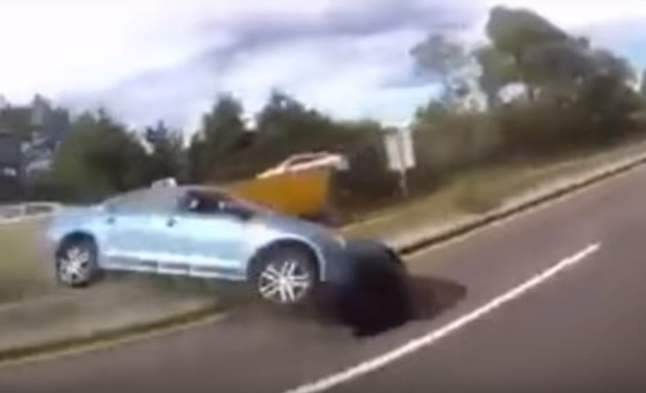 Ez történik, ha 130 km/h-nál berántják a kéziféket – videó